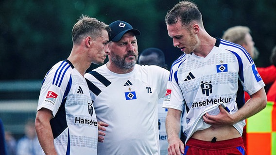 Coach Steffen Baumgart (Mitte) vom Hamburger SV mit Miro Muheim (l.) und Sebastian Schonlau © IMAGO / Eibner 