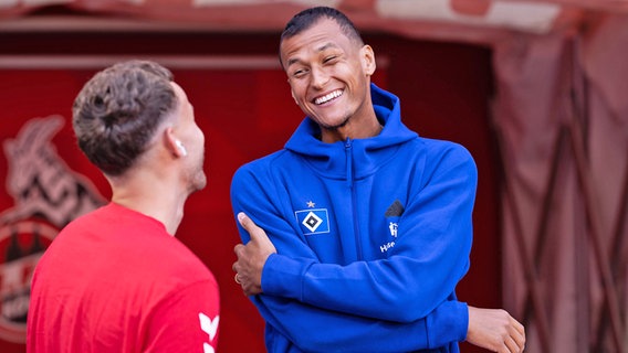 Angreifer Davie Selke (r.) vom Hamburger SV vor der Partie beim 1. FC Köln © IMAGO / Nordphoto 