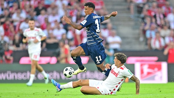 Ransford Königsdörffer (h.) vom Hamburger SV im Duell mit Julian Pauli vom 1. FC Köln © Witters 