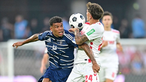 Ransford Königsdörffer (l.) vom Hamburger SV im Duell mit Julian Pauli vom 1. FC Köln © Witters 