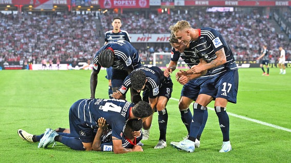 Jubel bei den Spielern des Hamburger SV nach dem Treffer zum 2:0 im Spiel beim 1. FC Köln © IMAGO / Team 2 