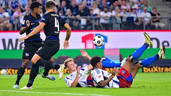 Szene aus dem Spiel HSV gegen Hertha BSC © Witters Foto: Tim Groothuis