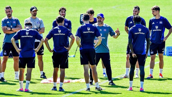 Die Spieler des HSV beim Training © IMAGO / Oliver Ruhnke 