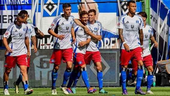 Moritz Heyer ( 3 v links ) jubelt mit Silvan Hefti Dennis Hadzikadunic, Jonas Meffert und Davie Selke ( HSV) © imago images Foto: Oliver Ruhnke