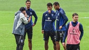 HSV-Trainer Steffen Baumgart mit Robert Glatzel, Ransford Königsdörffer und Davie Selke (v.l.).  © IMAGO / Oliver Ruhnke 