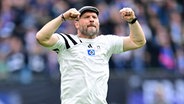 HSV-Trainer Steffen Baumgart ballt jubelnd die Fäuste. © Witters 