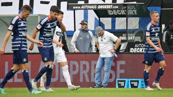 Frust bei den HSV-Profis und Trainer Steffen Baumgart (2.v.r.). © IMAGO / Fußball-News Saarland 