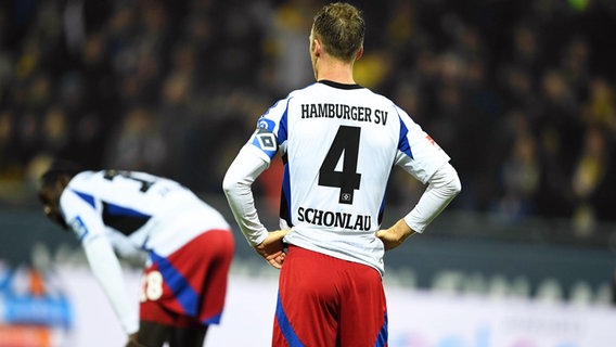 HSV-Kapitän Sebastian Schonlau (r) nach dem Schlusspfiff und der 1:3-Niederlage in Braunschweig. © picture alliance / dpa Foto: Swen Pförtner