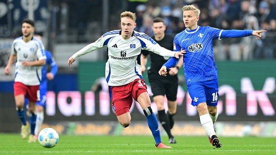 Adam Karabec  (l.) vom Hamburger SV im Duell mit Andreas Müller von Darmstadt 98 © Witters 