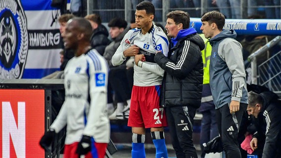 Hamburgs Trainer Merlin Polzin (Mitte) mit Stürmer Davie Selke © IMAGO / Oliver Ruhnke Foto: Tim Groothuis