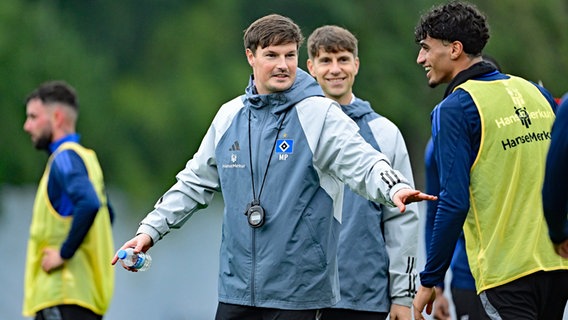 HSV-Trainer Merlin Polzin beim Training mit der Mannschaft © Witters Foto: Tim Groothuis