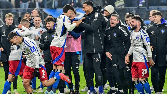 Die Spieler des HSV jubeln. © IMAGO/Oliver Ruhnke 