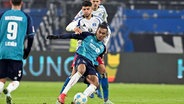 HSV-Spieler Daniel Elfadli im Zweikampf mit Kölns Damian Downs © IMAGO / Nordphoto 