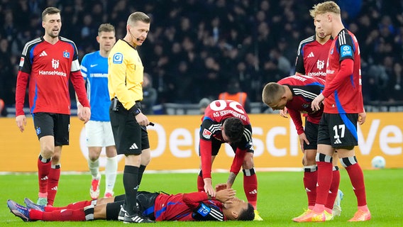 Angreifer Davie Selke vom Hamburger SV liegt verletzt am Boden © Witters 