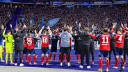 Die HSV-Profis feiern ihren Sieg in Berlin mit ihren Fans in der Kurve © IMAGO/DeFodi Images Foto: Marco Steinbrenner