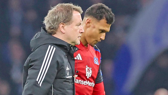 Angreifer Davie Selke (r.) vom Hamburger SV wird während der Partie bei Hertha BSC verletzt vom Platz begleitet © IMAGO / DeFodi Images 