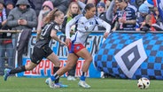 Melina Krüger (r.) vom Hamburger SV im Duell mit Suus van der Drift von Borussia Mönchengladbach © IMAGO / foto2press 