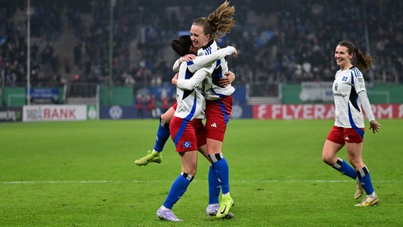 Hamburger SV - Borussia Mönchengladbach (DFB-Pokal Viertelfinale) Victoria Schulz (19, Hamburger SV) und Vildan Kardesler (7, Hamburger SV) feiern den 2:0-Sieg © imago images / Lobeca 