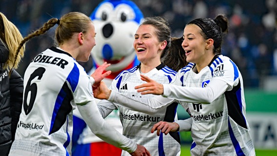 Die Fußballerinnen des HSV jubeln beim DFB-Pokalviertelfinale gegen Gladbach im Volksparkstadion © Witters Foto: Tim Groothuis