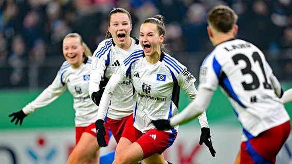 Die Fußballerinnen des HSV jubeln beim DFB-Pokalviertelfinale gegen Gladbach im Volksparkstadion © Witters Foto: Tim Groothuis