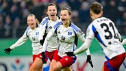 Die Fußballerinnen des HSV jubeln beim DFB-Pokalviertelfinale gegen Gladbach im Volksparkstadion © Witters Foto: Tim Groothuis