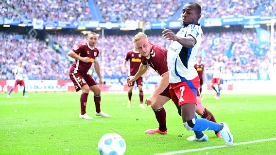 Jea-Luc Dompé (r.) vom Hamburger SV in Duell mit Kai Pröger von Jahn Regensburg © Witters 