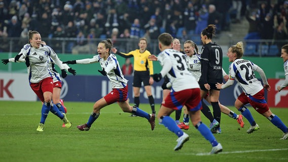 Die Fußballerinnen des HSV jubeln beim DFB-Pokalviertelfinale gegen Gladbach im Volksparkstadion © picture-alliance / C. Erler | Carlotta Erler 