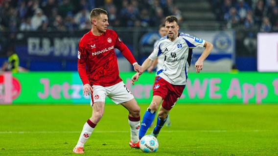 Hamburgs Jonas Meffert (r.) im Zweikampf mit Kaiserslauterns Filip Kaloc © Imago Images Foto: Eibner-Pressefoto Marcel von Fehrn EP_MFN