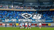 Die HSV-Spieler vor dem Fanblock © picture alliance/dpa 