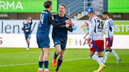 Die HSV-Spieler Miro Muheim (2.v.r.) und Daniel Elfadli gehen mit gesenktem Kopf. © picture alliance/dpa 