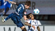 HSV-Spieler Davie Selke (r.) im Kopfballduell mit Paderborns Calvin Brackelmann © picture alliance/dpa 