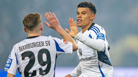 Jubel bei Emir Sahiti und Ransford Königsdörffer (v.l.) vom Hamburger SV © picture alliance/dpa | Andreas Gora 