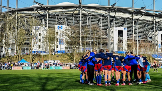 Die HSV-Frauen vor dem Volksparkstadion © Witters 