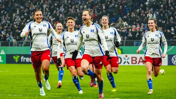 Emilia Hirche (3.v.r.) lässt sich für ihr Kopfballtor gegen Mönchengladbach feiern. © picture alliance / Eibner-Pressefoto Foto: Marcel von Fehrn