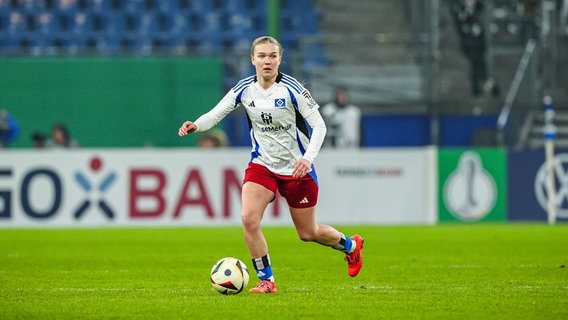 HSV-Fußballerin Svea Stolt hat den Ball am Fuß. © picture alliance / Eibner-Pressefoto Foto: Marcel von Fehrn