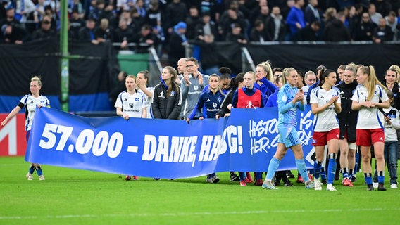 DFB-Pokal-Halbfinale der Frauen: Die HSV-Frauen mit einem Spruchband © Witters 