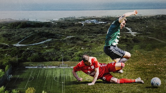 Zwei Fußballspieler kämpfen um Ball © Raphael Warnecke 