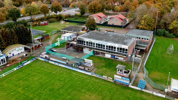 Aus der Vogelperspektive: Der Sportanlage des SSV Jeddeloh II nach dem Brand © picture alliance/dpa Foto: Hauke-Christian Dittrich