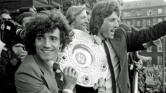 Der HSV feiert die Meisterschaft 1979: Kevin Keegan (l.) und Manfred Kaltz mit der Schale. Im Hintergrund: Horst Hrubesch. © Witters Foto: Wilfried Witters
