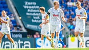 Lewis Holtby (v.l.), Magnus Knudsen, Alexander Bernhardsson und Timo Becker von holstein Kiel jubeln © IMAGO / Lobeca 