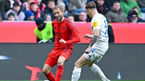 Münchens Konrad Laimer (l.) und Kiels Dominik Javorcek kämpfen um den Ball. © picture alliance Foto: Sven Hoppe