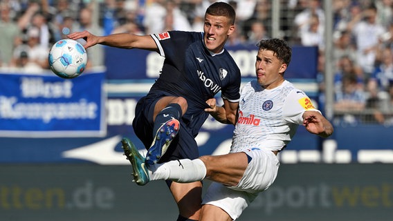 Kiels Benedikt Pichler (r.) im Duell mit Bochums Jakov Medic © IMAGO / Team2 