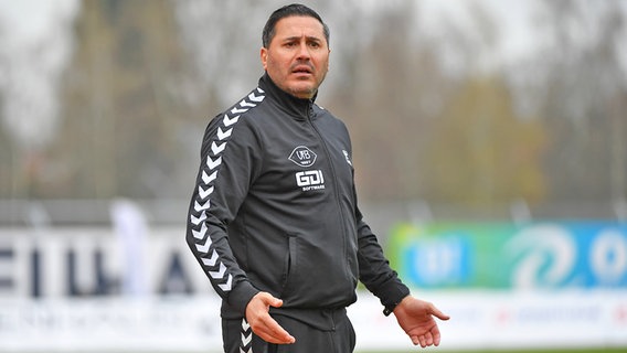 Trainer Fuat Kilic vom Fußball-Drittligisten VfB Oldenburg © IMAGO / Nordphoto 