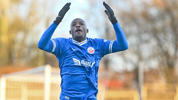 Jubel bei Christian Kinsombi vom FC Hansa Rostock © IMAGO / osnapix 