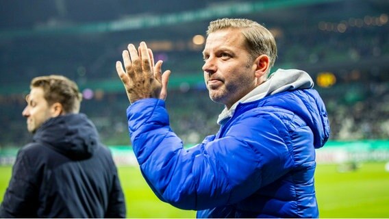 Darmstadts Trainer Florian Kohfeldt applaudiert dem Publikum im Weserstadion. © picture-alliance / nordphoto GmbH 