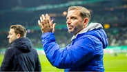 Darmstadts Trainer Florian Kohfeldt applaudiert dem Publikum im Weserstadion. © picture-alliance / nordphoto GmbH 