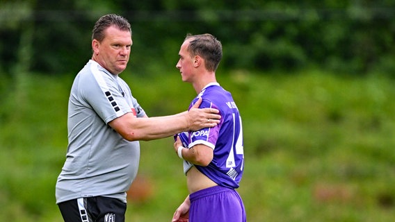 Trainer Uwe Koschinat (l.) vom VfL Osnabrück mit Neuzugang Liridon Mulaj © picture alliance / osnapix Foto: Titgemeyer