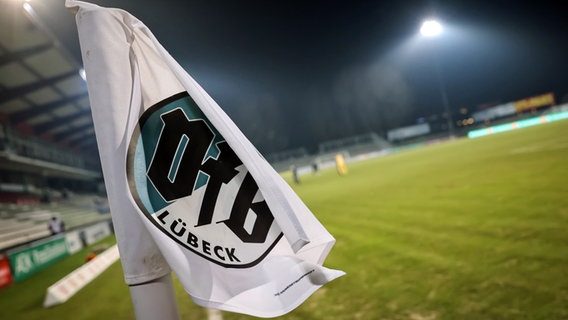 Eine Eckfahne mit dem Wappen des VfB Luebeck © picture alliance/dpa | Christian Charisius 