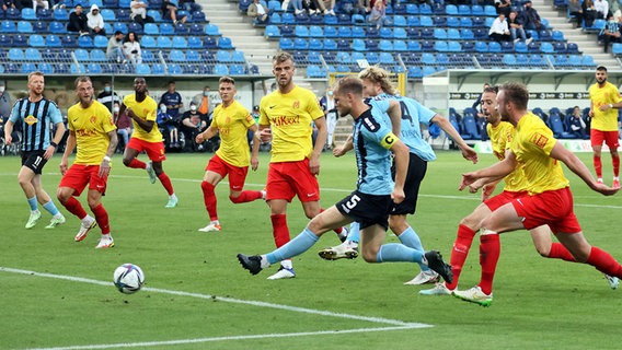 Marcel Siegert dari Mannheim mencetak skor 1-0 melawan SV Mippen © IMAGO / Sportfoto Rudel 