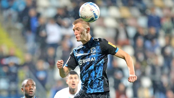 Verteidiger Ivan Nekic beim Kopfball © IMAGO / Pixsell 